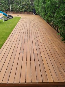 tarima exterior en Mallorca en terraza de madera moderna resistente al sol y la humedad