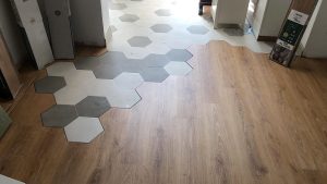 suelo laminado en Mallorca efecto madera en salón moderno y luminoso