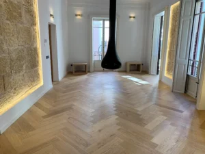 parquet en Mallorca en salón moderno con suelo de madera natural