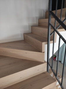 escalera de madera con parquet en Mallorca diseño moderno y elegante